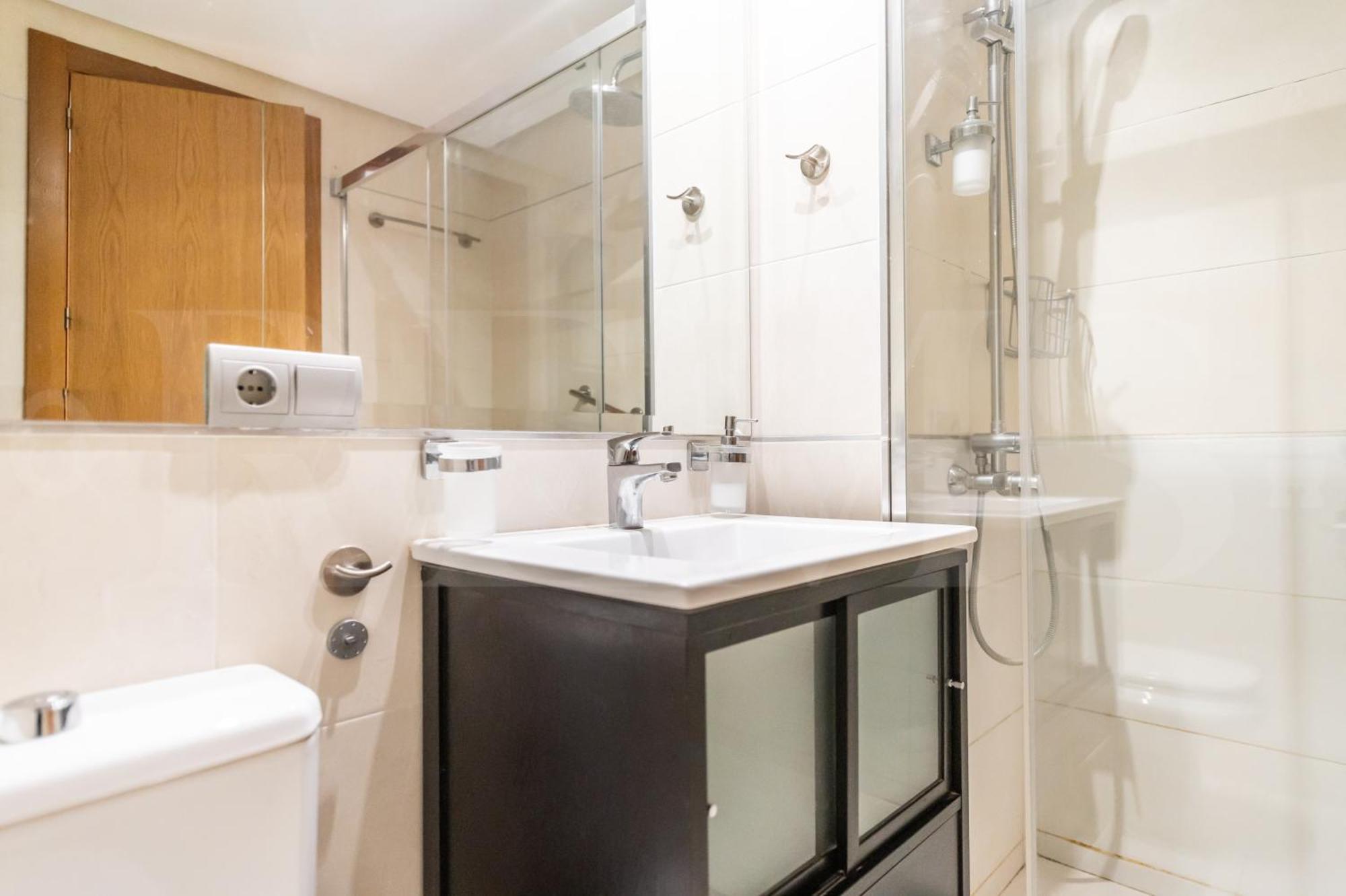 Seaside With Large Terrace, Pool & Parking Rems Appartement