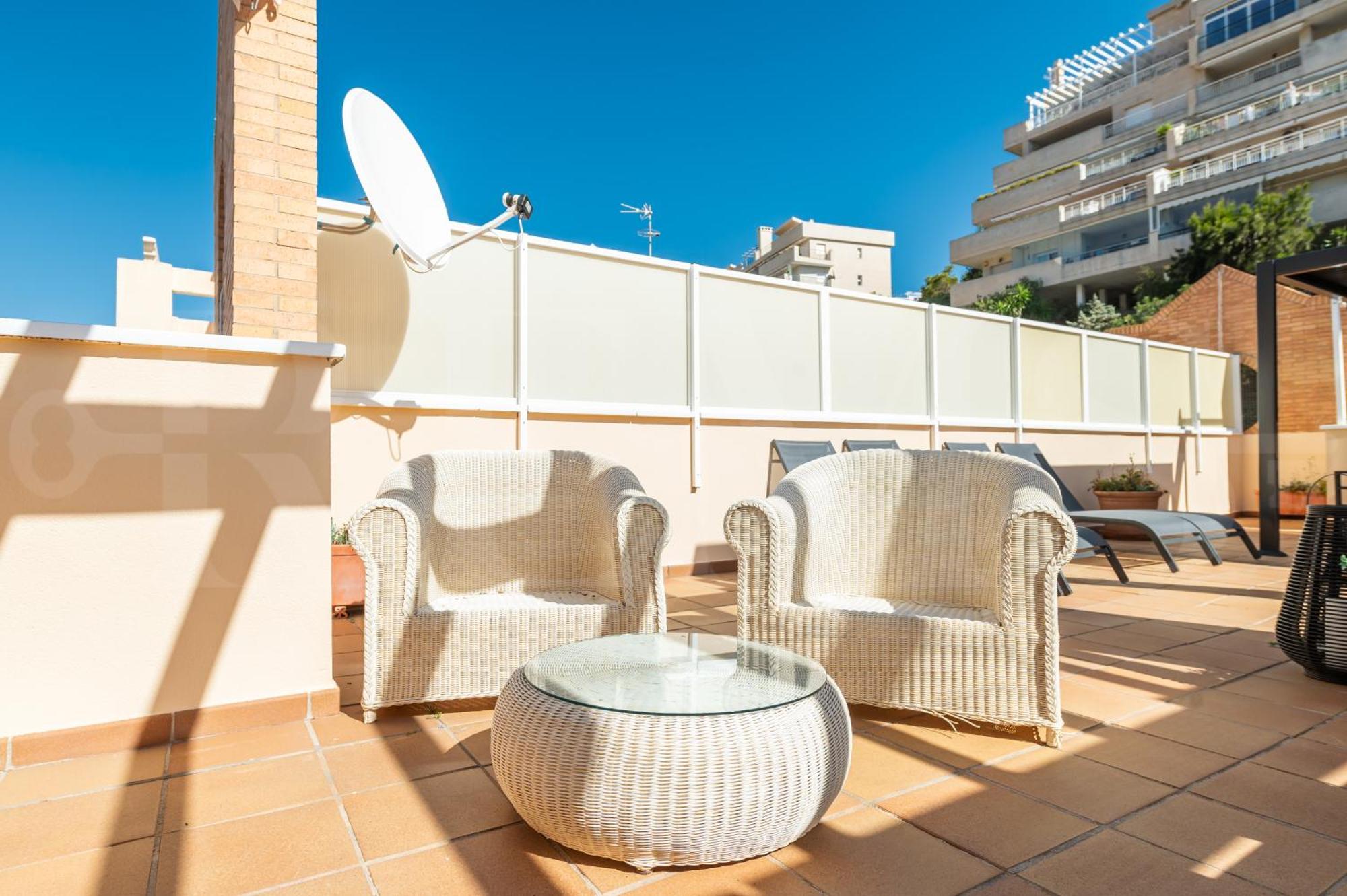 Appartement Seaside With Large Terrace, Pool & Parking Rems