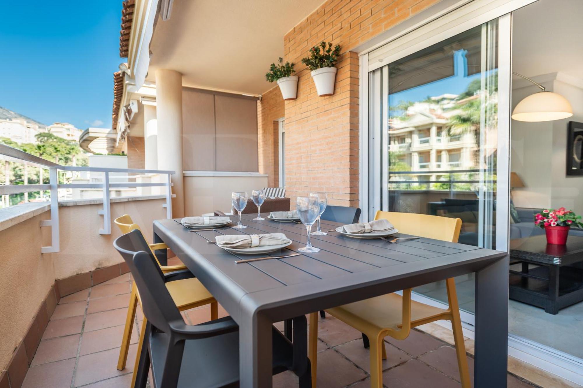 Seaside With Large Terrace, Pool & Parking Rems Appartement