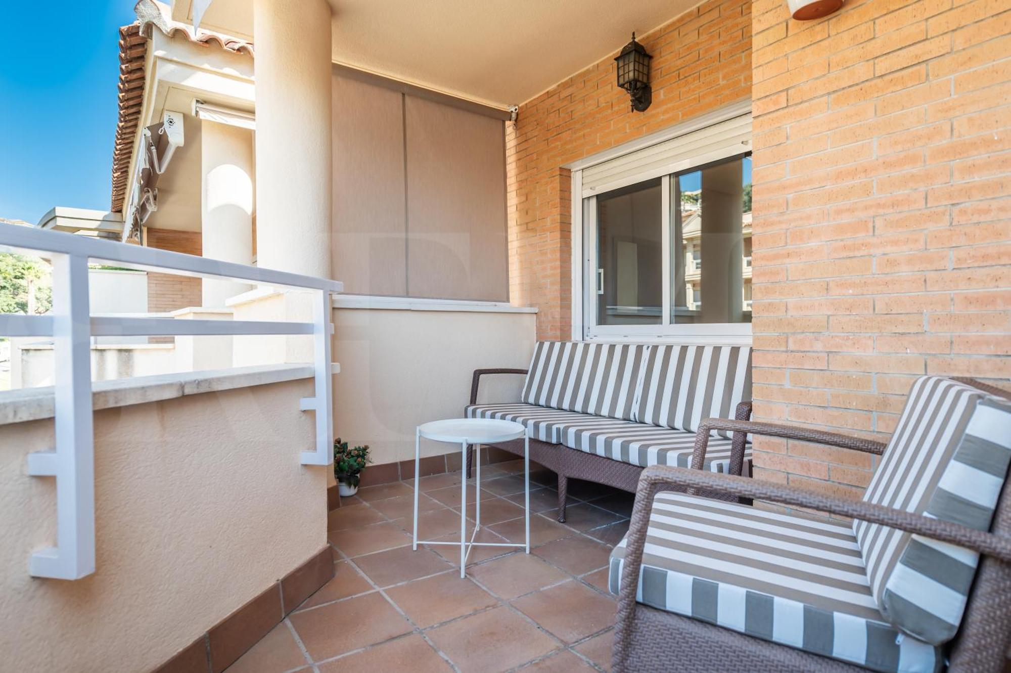 Seaside With Large Terrace, Pool & Parking Rems Appartement *